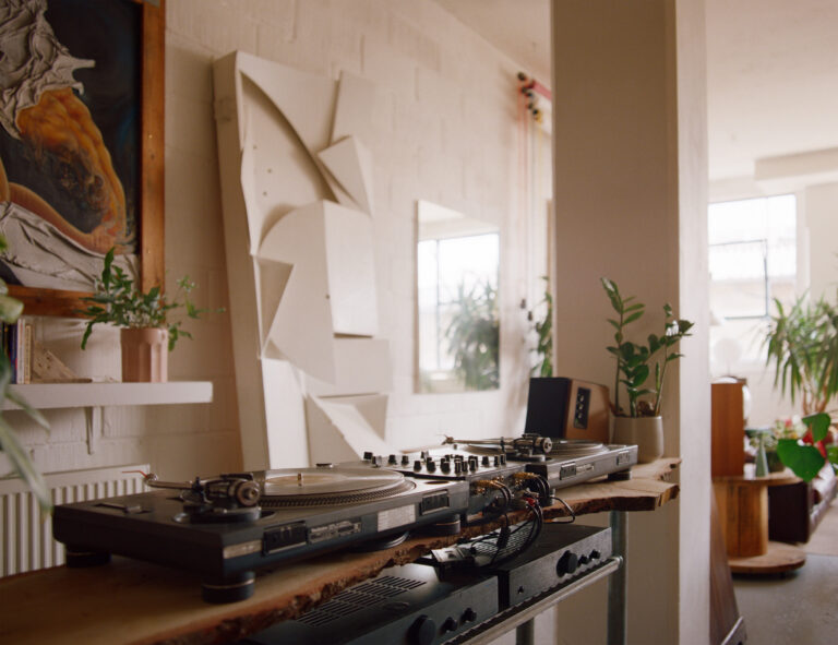 Contemporary Apartment with Photo Studio image 8