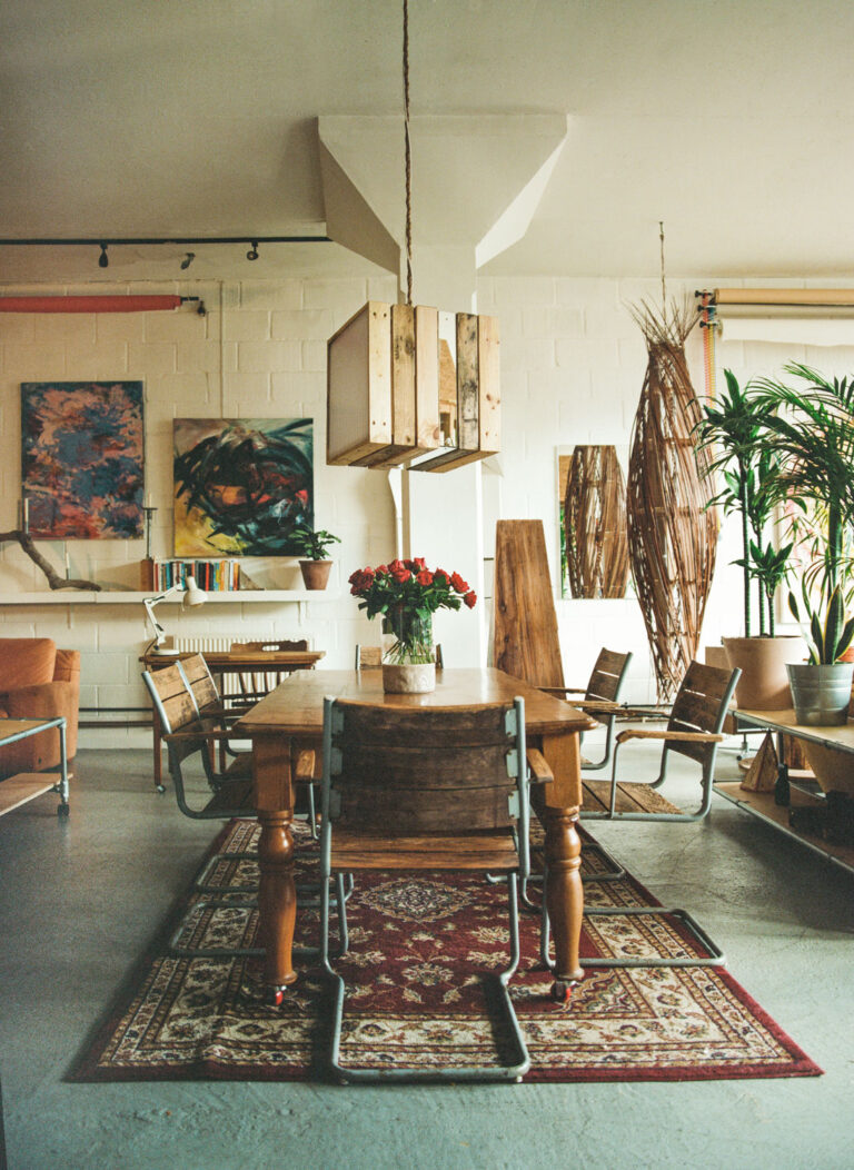 Contemporary Apartment with Photo Studio image 4