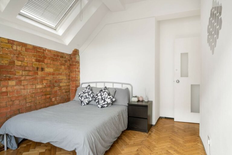 Shoreditch Loft with Brutalist Kitchen image 20