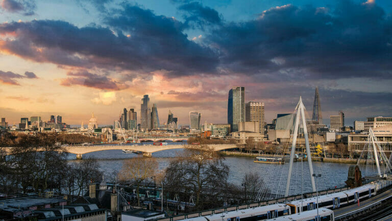 Penthouse with Stunning Thames Views image 32