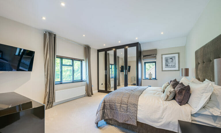 Mock Tudor Manor in Croydon image 40