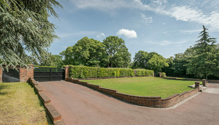 Mock Tudor Manor in Croydon image 55