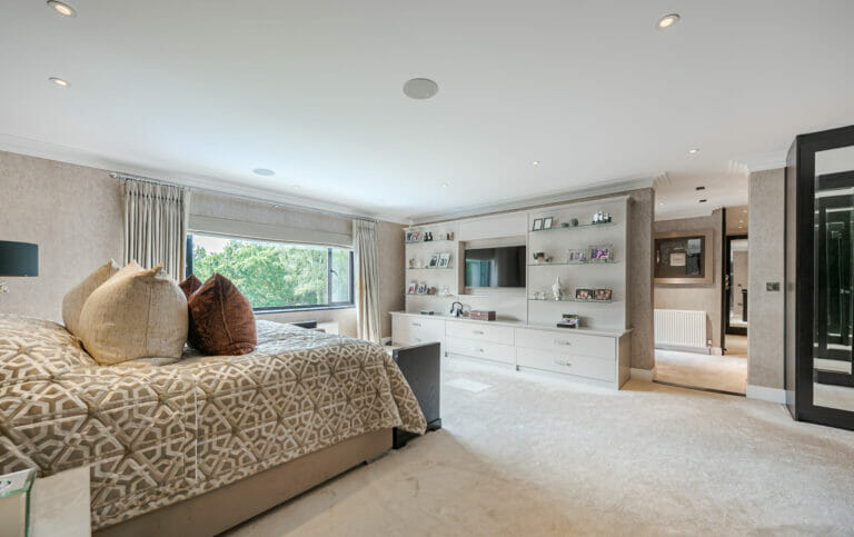 Mock Tudor Manor in Croydon image 36