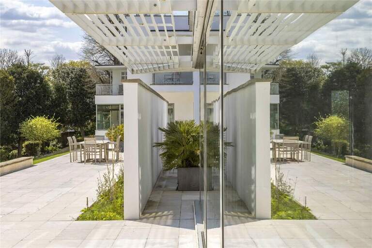 Modernist Mansion House image 10
