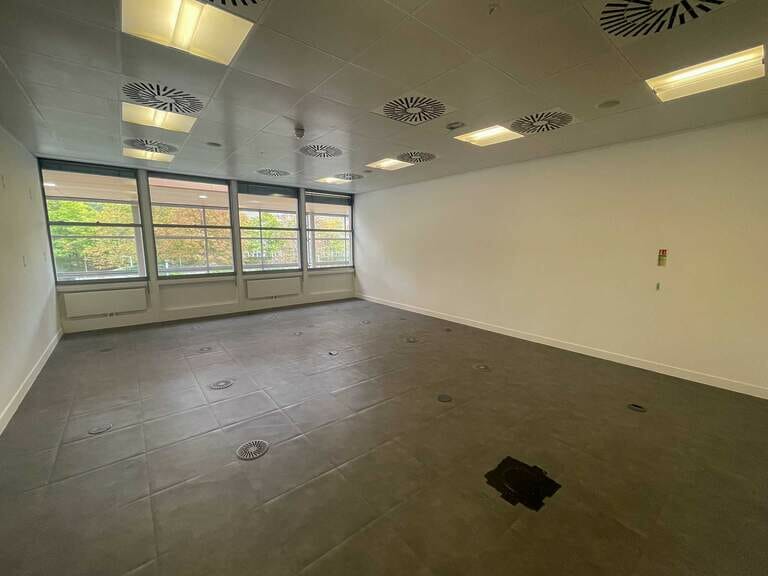 Fully Vacant Office image 30