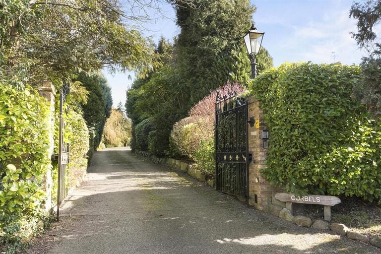 Surrey Tudor Manor image 13