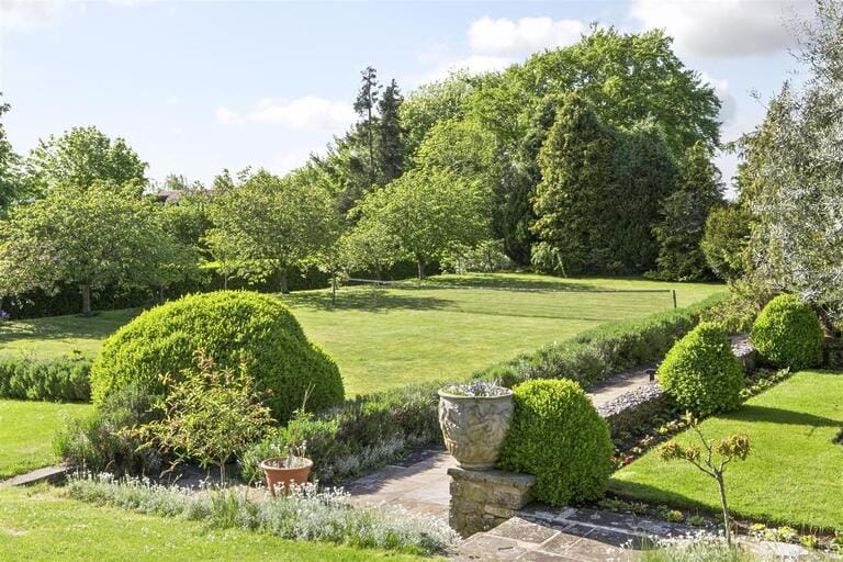 Surrey Tudor Manor image 18