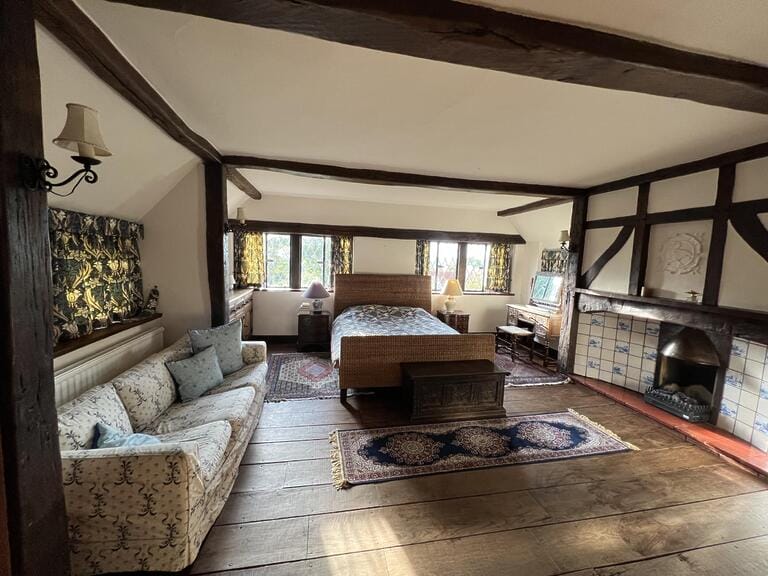 Surrey Tudor Manor image 9