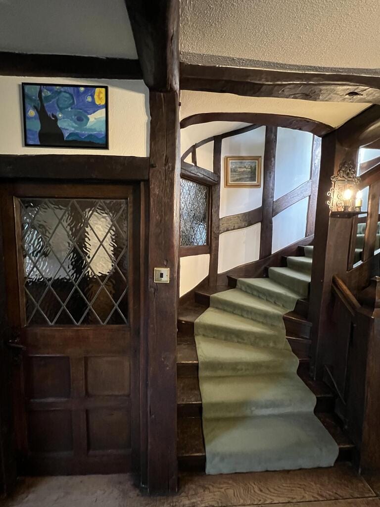 Surrey Tudor Manor image 8