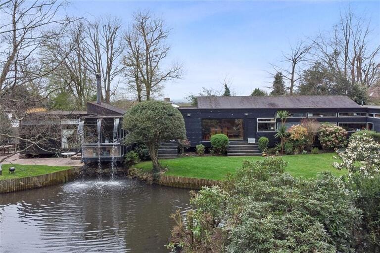 Modernist Bungalow image 27
