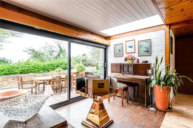 Modernist Bungalow image 17