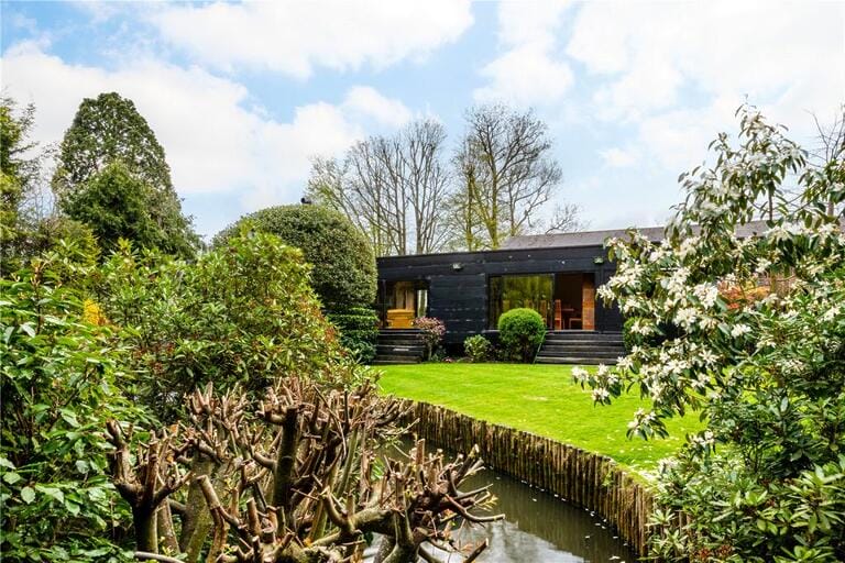 Modernist Bungalow image 37