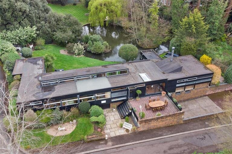 Modernist Bungalow image 2