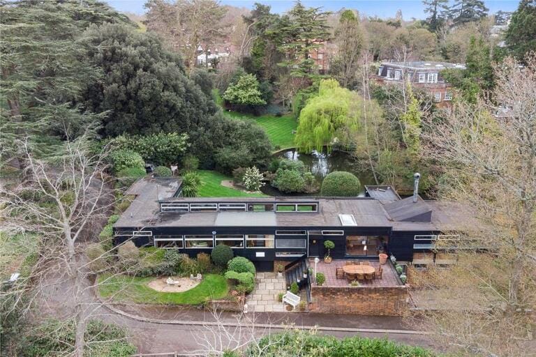 Modernist Bungalow image 4