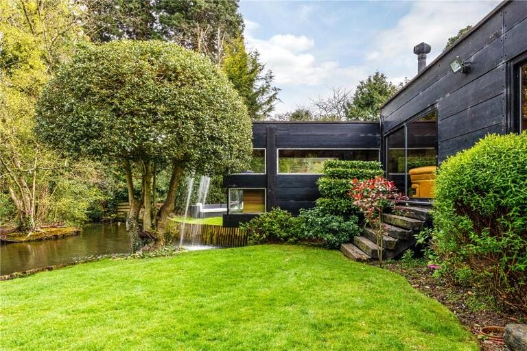 Modernist Bungalow image 32