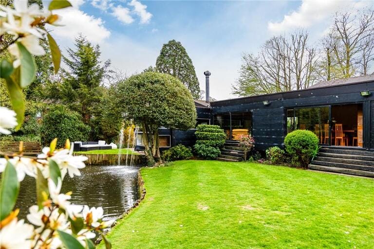 Modernist Bungalow image 34