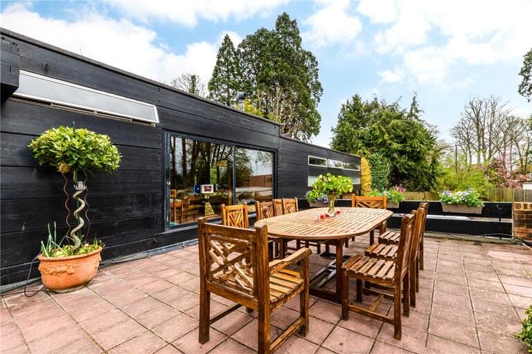 Modernist Bungalow image 20