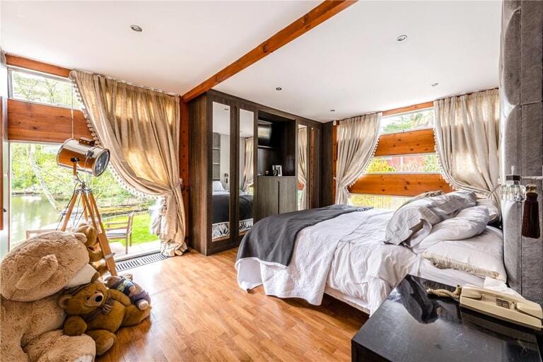 Modernist Bungalow image 21