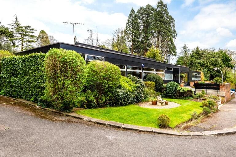 Modernist Bungalow image 38