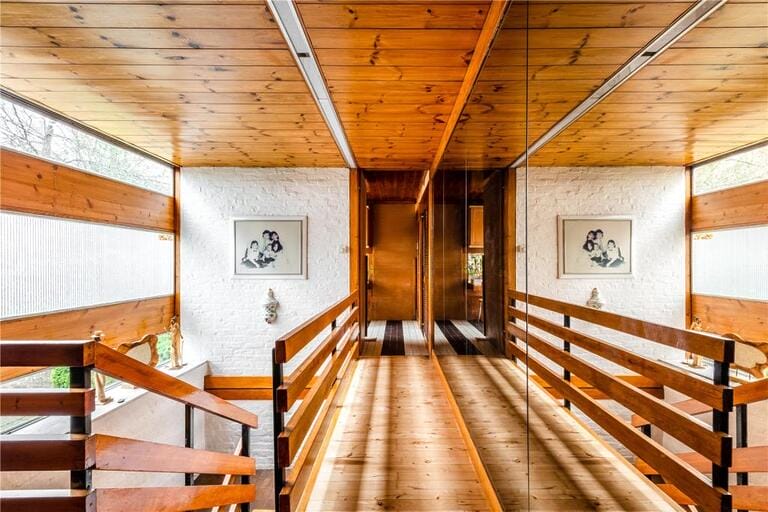 Modernist Bungalow image 23