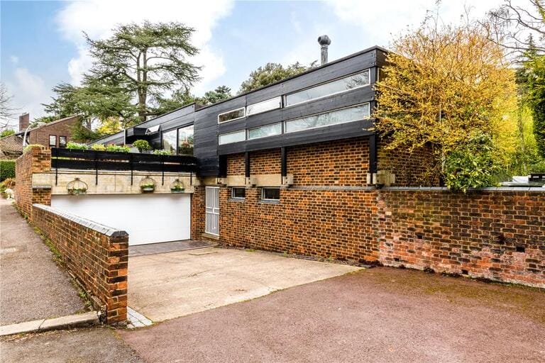 Modernist Bungalow image 6