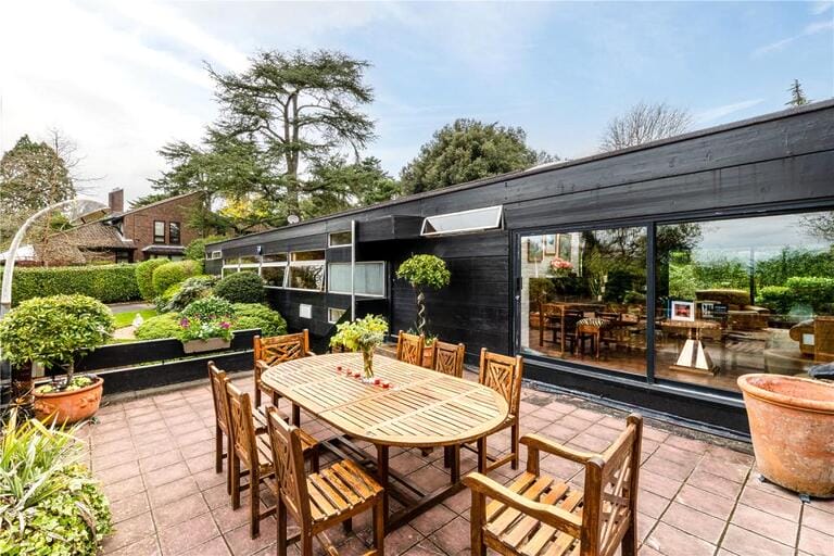 Modernist Bungalow image 25