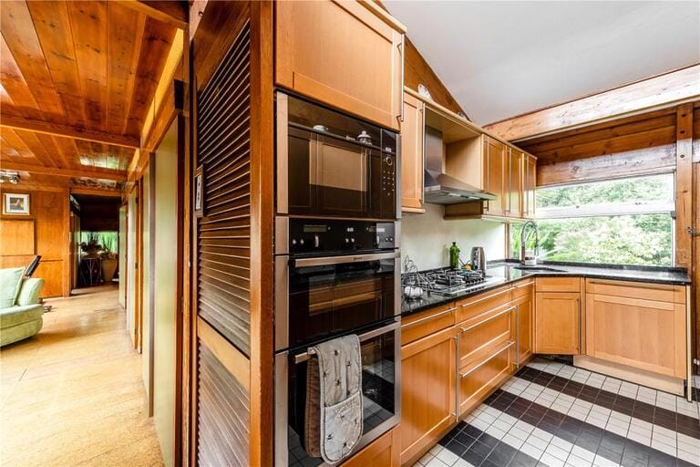 Modernist Bungalow image 10