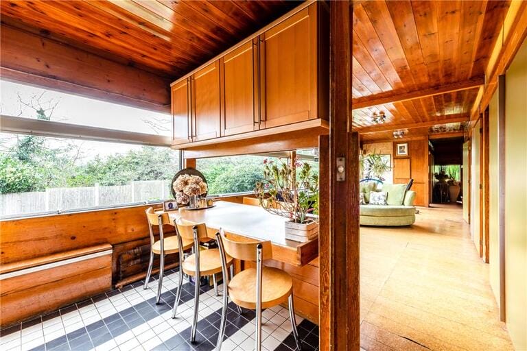 Modernist Bungalow image 11