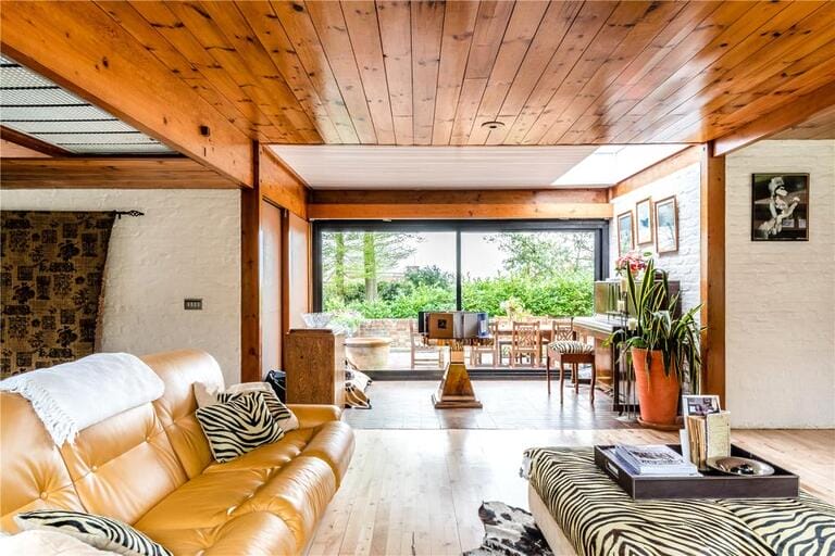 Modernist Bungalow image 13