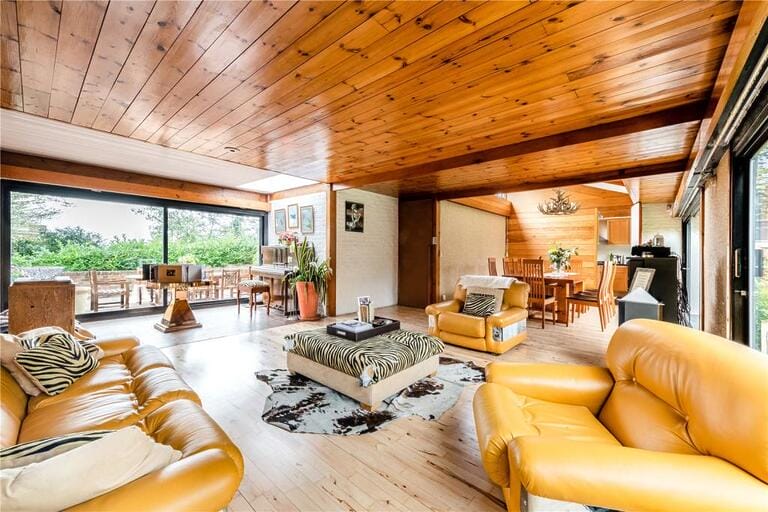 Modernist Bungalow image 14