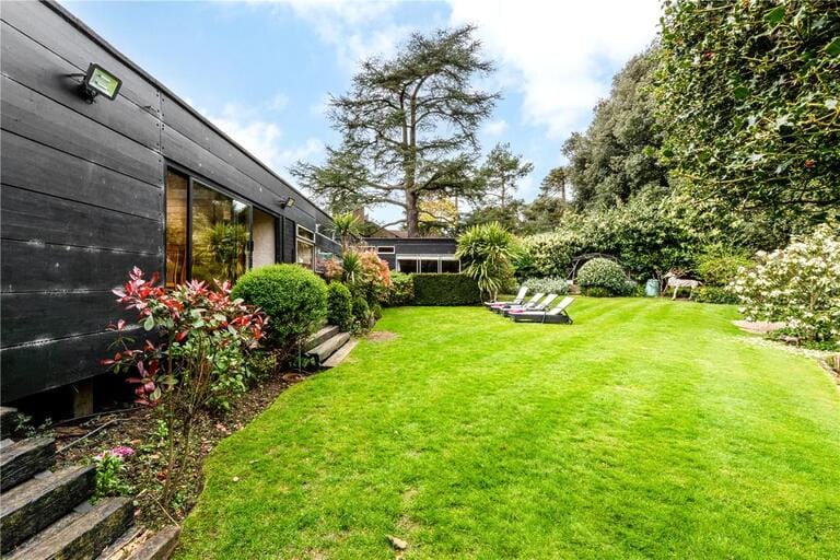 Modernist Bungalow image 33
