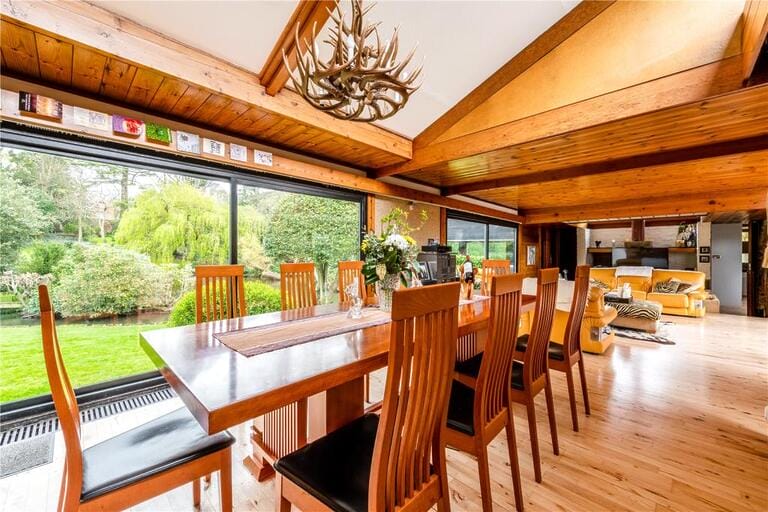 Modernist Bungalow image 15