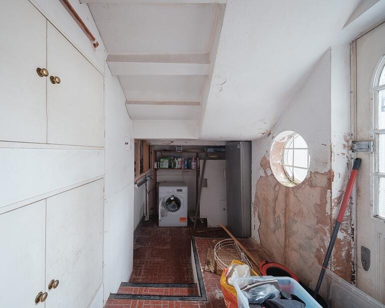 Classic Dated London Townhouse image 40