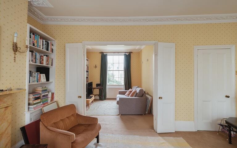 Classic Dated London Townhouse image 18