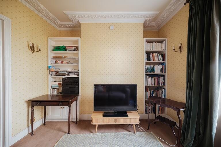 Classic Dated London Townhouse image 16