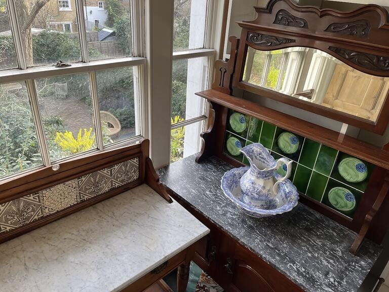 Classic Dated London Townhouse image 27