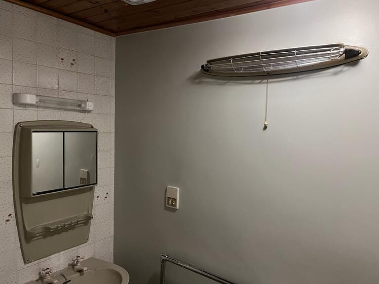 Classic Dated London Townhouse image 21
