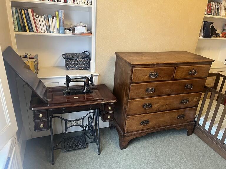 Classic Dated London Townhouse image 30