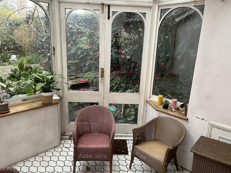 Classic Dated London Townhouse image 42