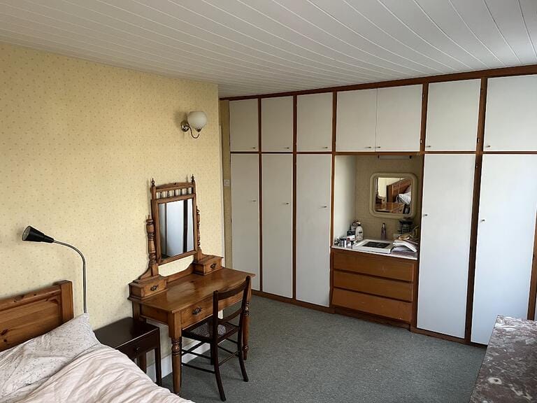 Classic Dated London Townhouse image 37