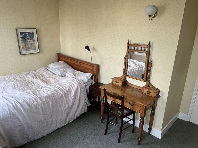 Classic Dated London Townhouse image 35