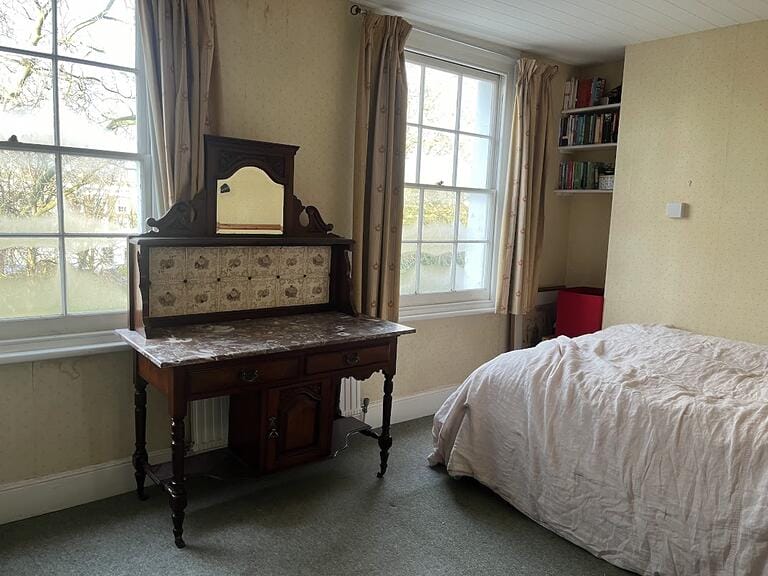 Classic Dated London Townhouse image 36