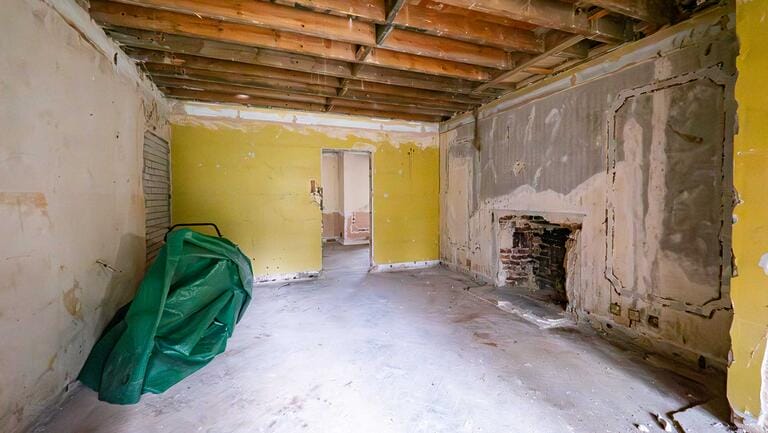 Abandoned Manor image 3