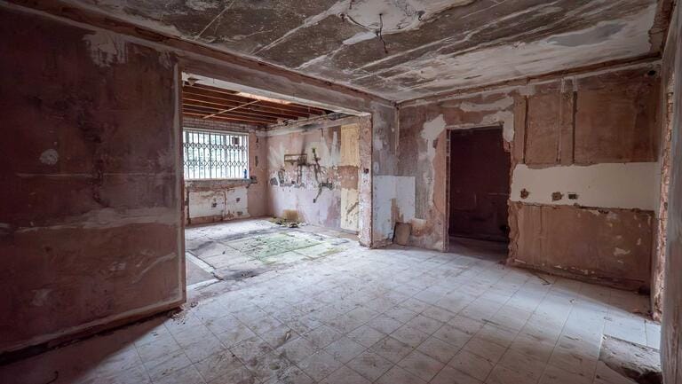 Abandoned Manor image 9