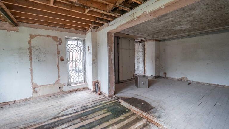 Abandoned Manor image 18