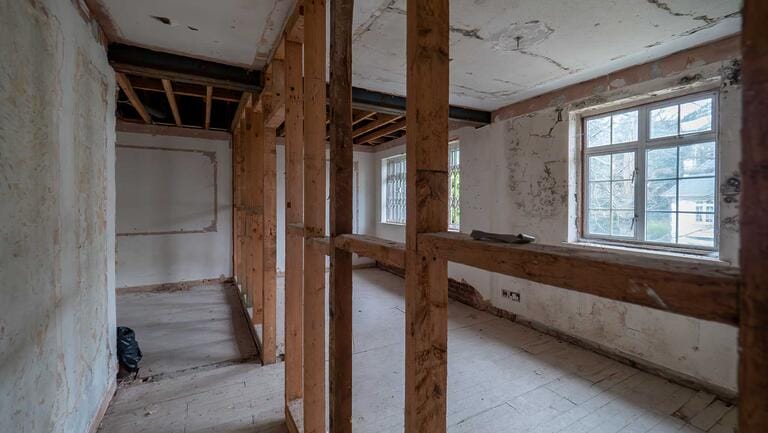 Abandoned Manor image 20