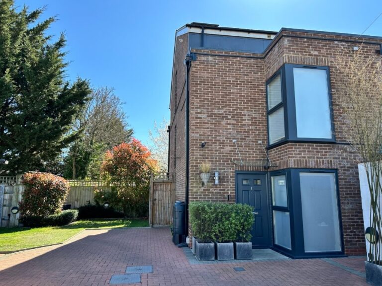 Large Modern Town House in Barnet image 1
