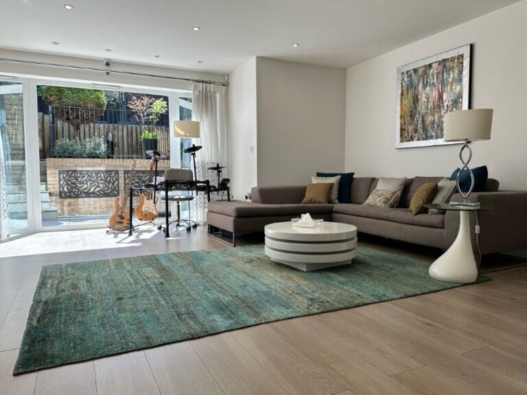 Large Modern Town House in Barnet image 9