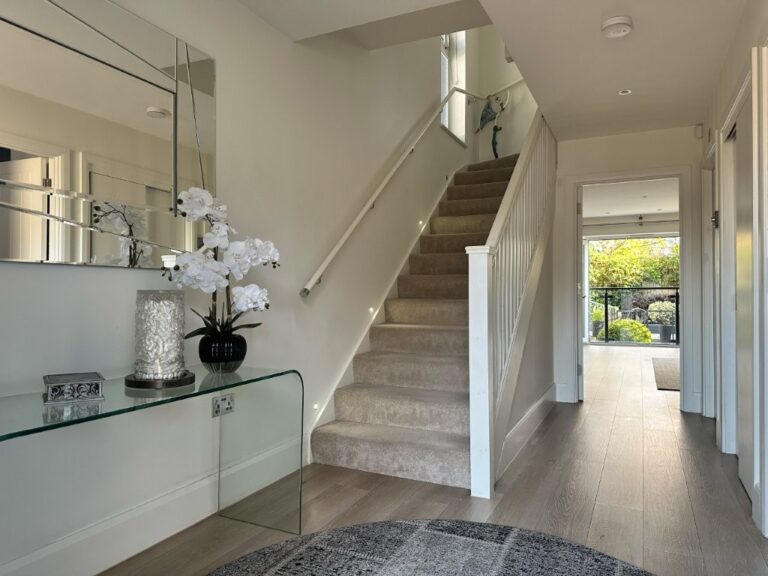 Large Modern Town House in Barnet image 3