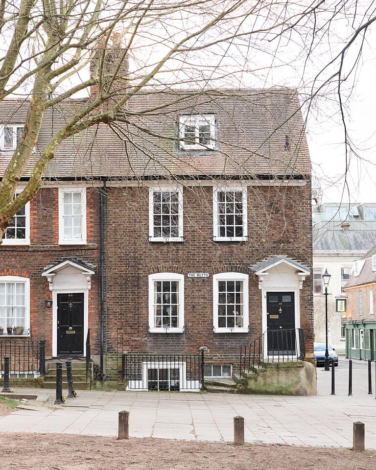 Bright and Colourful Grade II Listed Property image 1